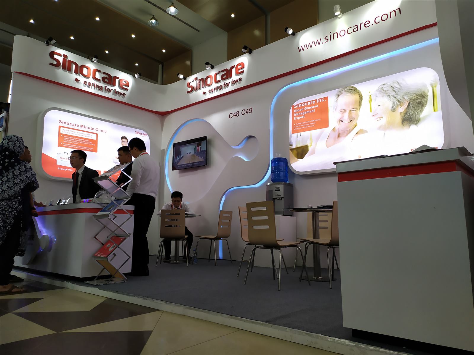Sinocare healthcare exhibition stand with curved backlit feature wall